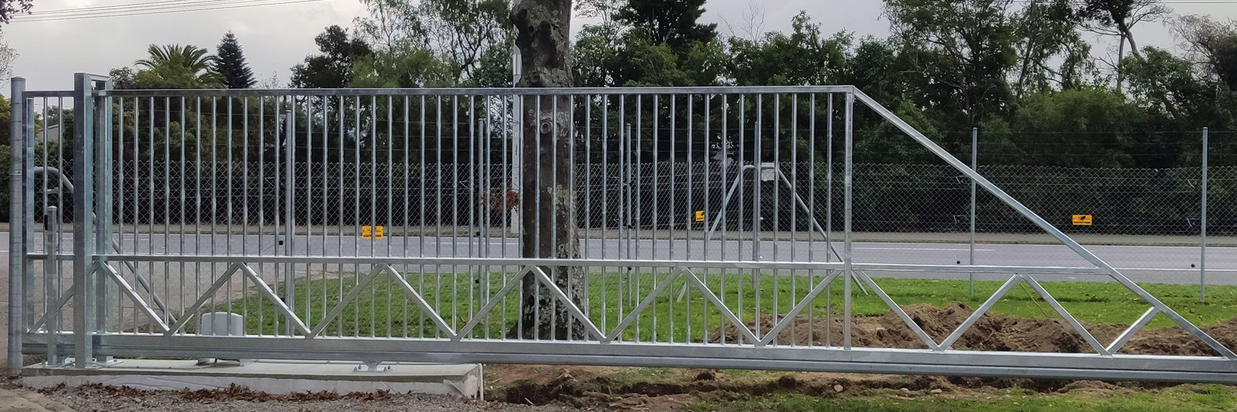 We offer a range of commercial electric automatic gates, including swing gates, sliding gates, and high speed gate automation. We supply and install electric barrier arms to help you to effectively manage and control access times to your commercial or residential property. We provide the full service including initial site visit, installation and servicing. We service and support customers across the greater Wellington region including Wellington city, Lower Hutt, Upper Hutt, Porirua, Kapiti Coast and the Wairarapa.